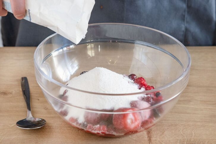 Gelierzucker zu den Beeren geben