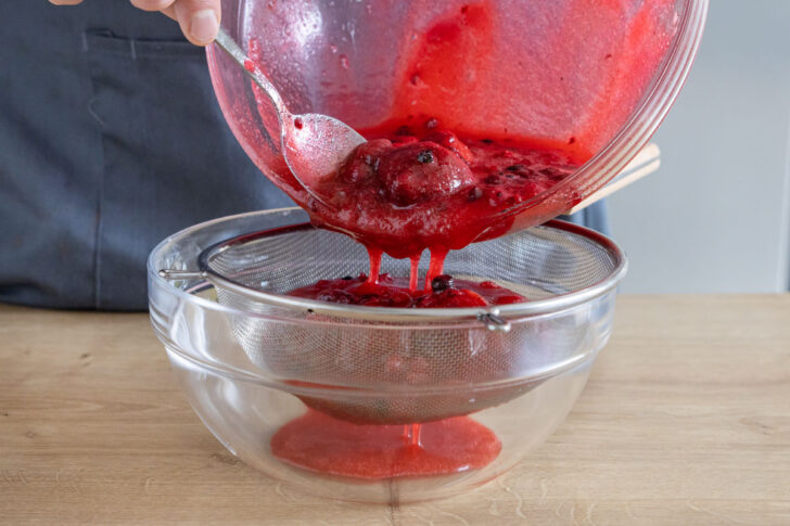 Beeren durch Sieb geben