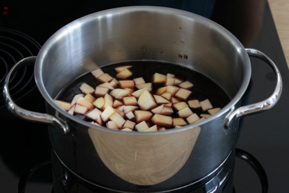 Glühweinmarmelade mit Apfel und Beeren | Rezept- eat.de