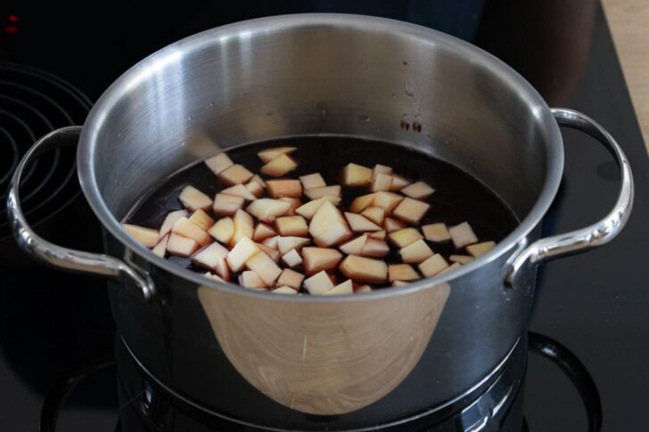 Apfel in Glühwein kochen
