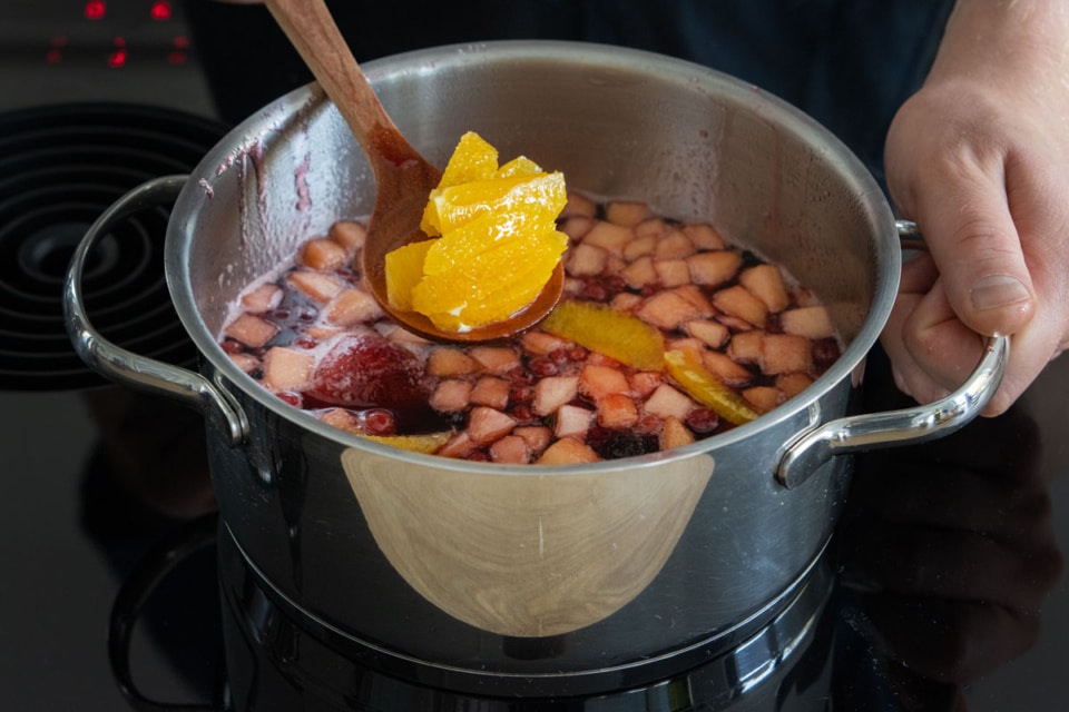 Glühweinmarmelade mit Apfel und Beeren | Rezept Glühweinmarmelade mit Apfel und Beeren | Rezept