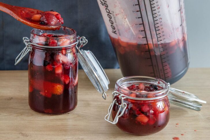 Glühweinmarmelade in Gläser füllen