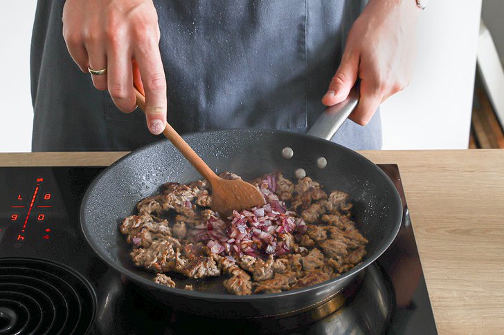 Zwiebeln zum Hackfleisch geben