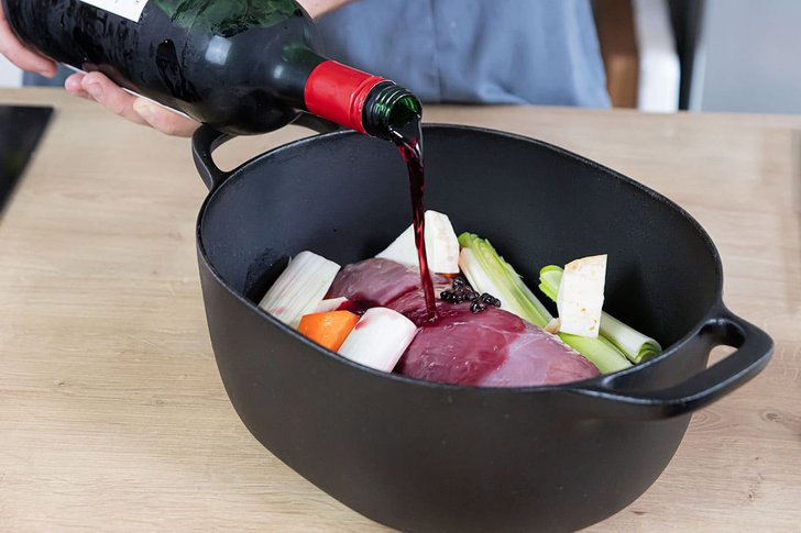 Hirschkeule mit Rotwein einlegen
