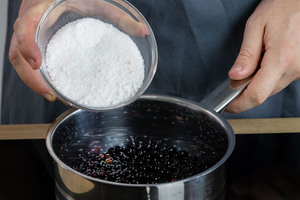 Gelierzucker zu Holunderbeeren geben
