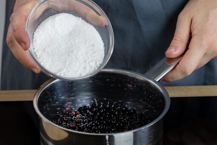 Gelierzucker zu Holunderbeeren geben