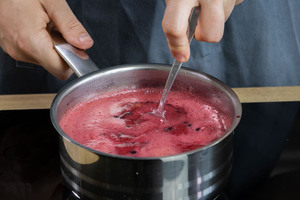 Holunderbeerenmarmelade aufkochen