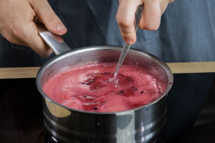 Holunderbeerenmarmelade aufkochen