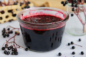 Holunderbeerenmarmelade mit ganzen Beeren