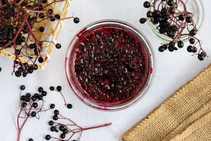 Holunderbeerenmarmelade mit ganzen Beeren