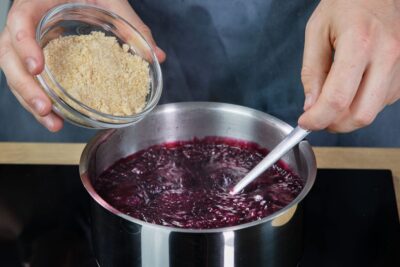Zucker zu Holunderbeeren geben