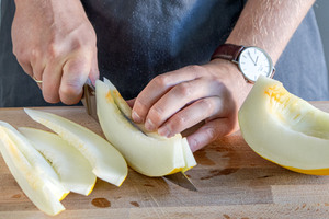 Honigmelone in Spalten schneiden