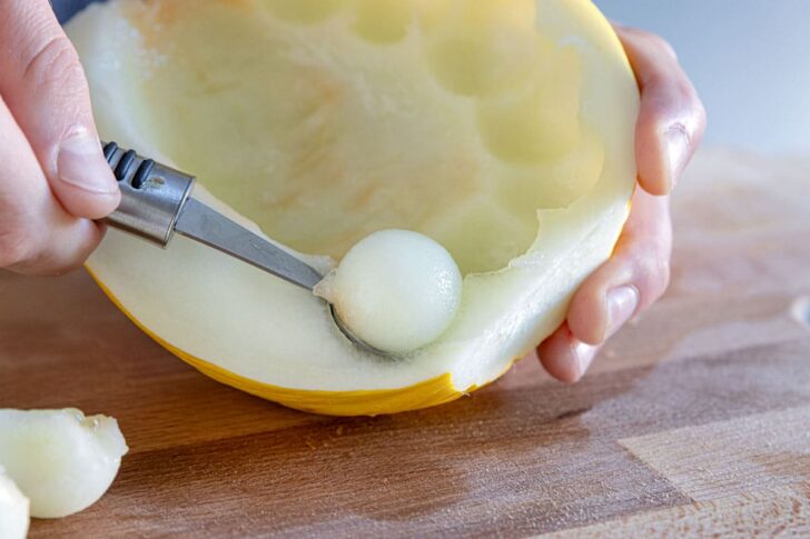 Kugeln aus Melone ausstechen