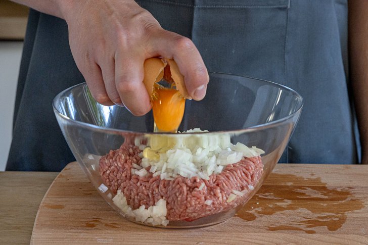 Ei zum Hackfleisch geben