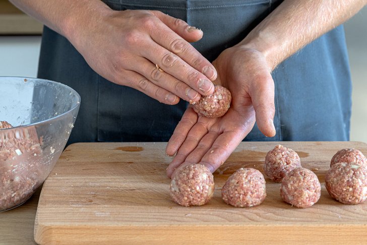 Hackfleisch zu kleinen Bällchen formen