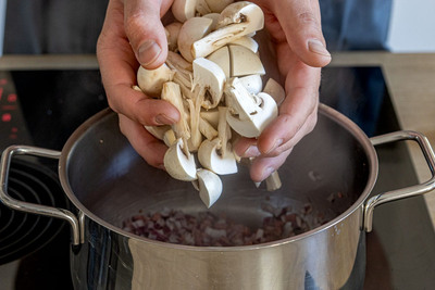 Pilze mit Schinken und Zwiebeln anbraten