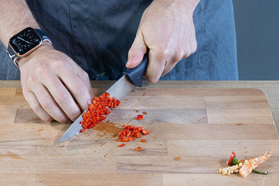 Chili klein schneiden