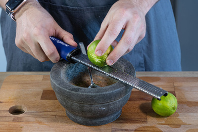 Schale der Limette abreiben