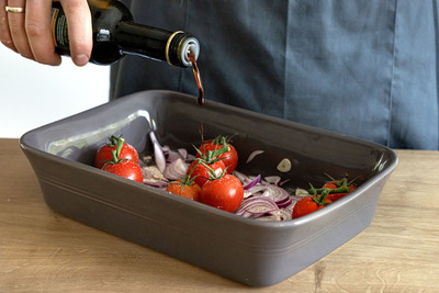 Balsamico zu den Tomaten geben