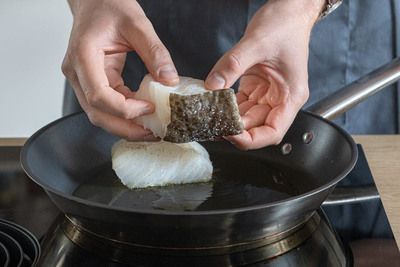 Kabeljau Loins zuerst auf der Hautseite braten
