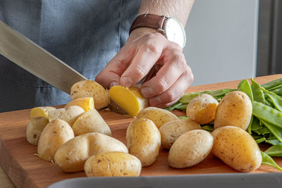 Kartoffeldrillinge halbieren