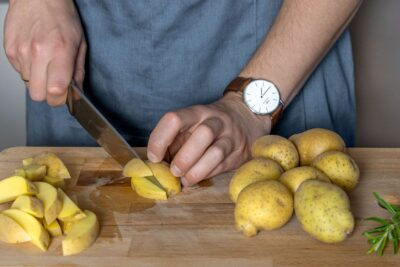 Kartoffeln in Stifte schneiden