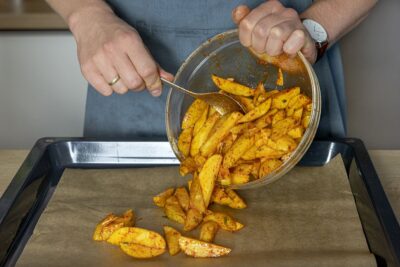 Pommes auf Backblech legen