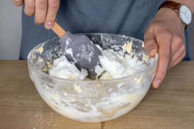Eischnee unter den Backteig heben