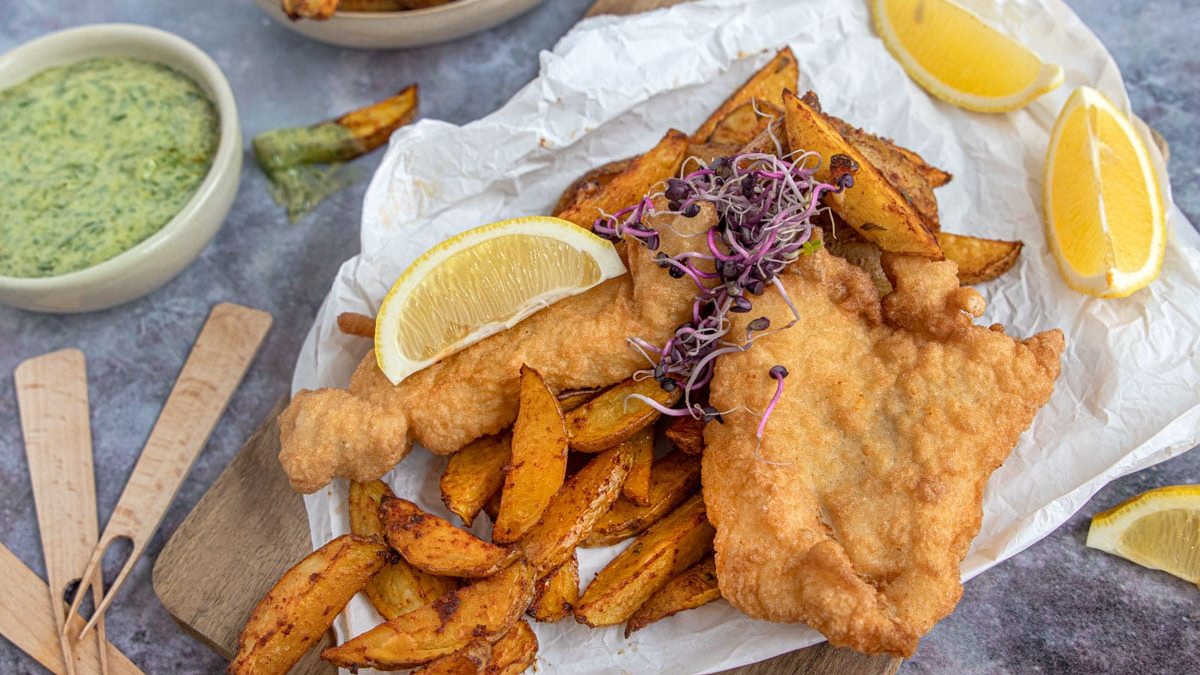 Gebackener Kabeljau mit Kräuter-Mayo und Pommes | Rezept - eat.de