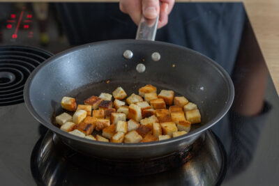 Toastscheiben goldbraun braten