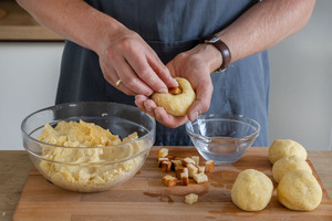 Toast in den Knödel drücken