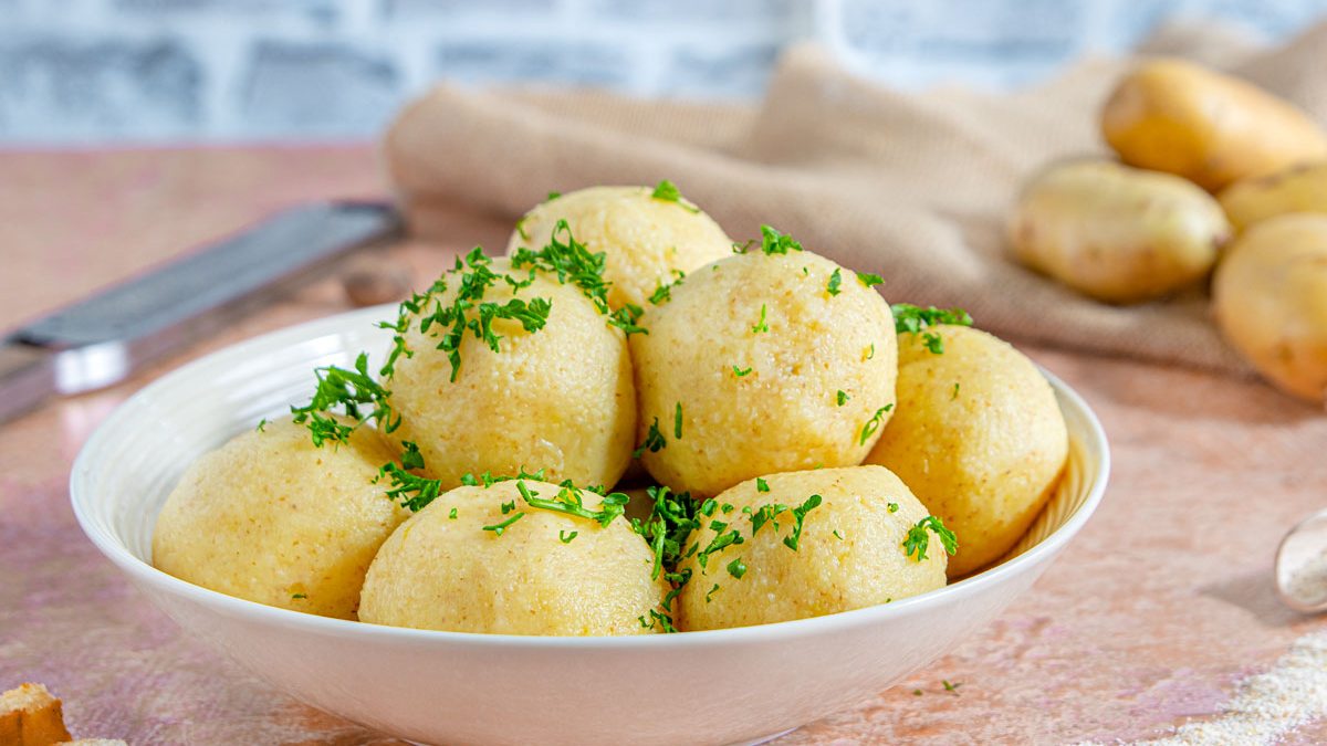 Selbstgemachte Kartoffelknödel mit Grieß | Rezept - eat.de