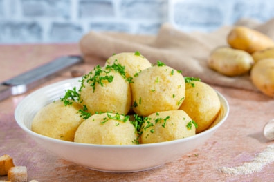 Kartoffelknödel mit Grieß als Beilage zu Gulasch