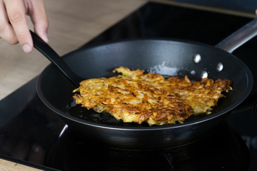 Kartoffelpuffer goldgelb ausbacken