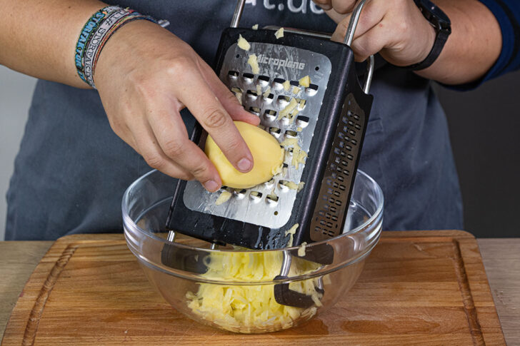 Kartoffeln für Reibekuchen raspeln