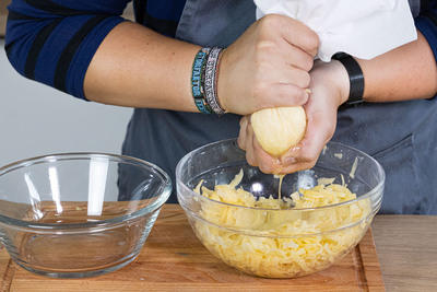 Kartoffeln reiben und auspressen