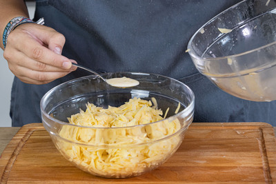 abgesetzte Stärke zur Kartoffelmasse geben