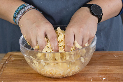 Kartoffelmasse mi Gewürzen und Stärke mischen