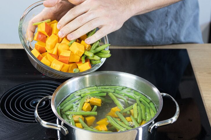 Kürbis und Bohnen kochen