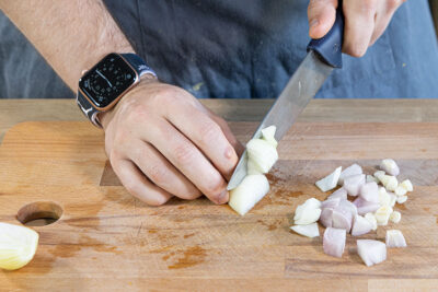 Zwiebel und Knoblauch schneiden