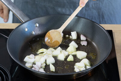 Zwiebeln und Knoblauch anbraten