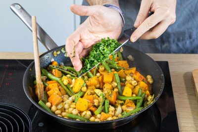 Gemüse Kürbis Pfanne mit Kräutern garnieren