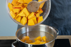 Kürbis im Topf kochen