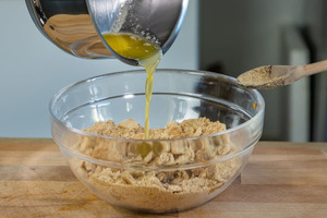 geschmolzene Butter zu Keksen geben