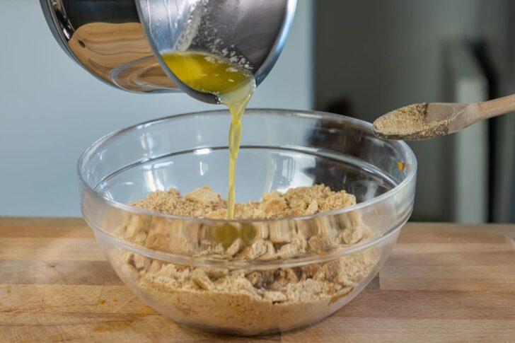 geschmolzene Butter zu Keksen geben