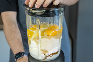 Zutaten für Kürbiskuchen mixen