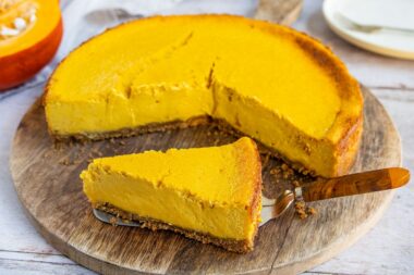 Kürbis-Käsekuchen mit Keksboden