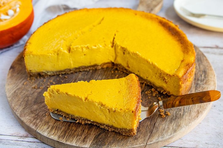 Kürbis-Käsekuchen mit Keksboden