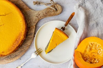 Kürbis-Käsekuchen mit Keksboden