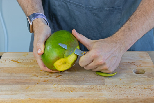 Die Mango schälen